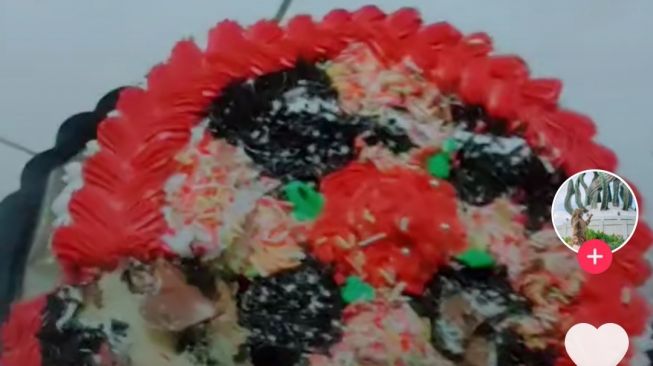 Merasa Tertipu Saat Beli Kue Ulang Tahun, Ternyata Ada Benda Ini di Dalamnya