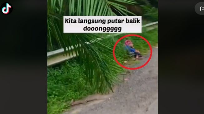 Wanita Putar Balik Lihat Nenek Rebahan di Tepi Jalan, Kisahnya Bikin Sedih