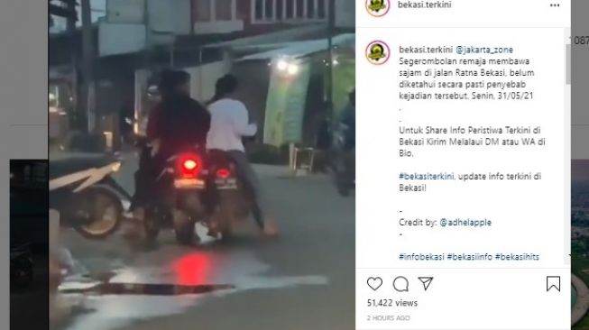 Viral remaja di Bekasi bawa samurai.[Instagram/bekasi.terkini]