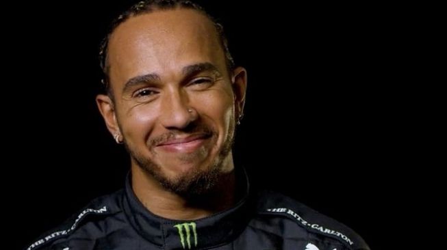 Ekspresi Lewis Hamilton saat lupa dengan nama tim berawalan huruf "M" di Grill The Grid [Formula 1].