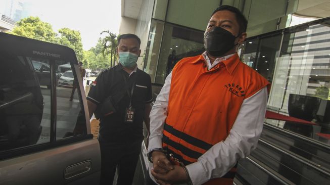 Tersangka AKP Stepanus Robin Pattuju menuju ke mobil usai sidang putusan Majelis Etik Dewas KPK di Gedung Pusat Edukasi Antikorupsi KPK, Jakarta, Senin (31/5/2021).  ANTARA FOTO/Asprilla Dwi Adha
