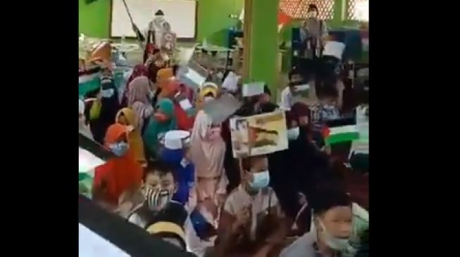 Heboh! Ajarkan Muridnya Kibarkan Bendera Palestina, Guru PAUD ini Dihujat Warganet