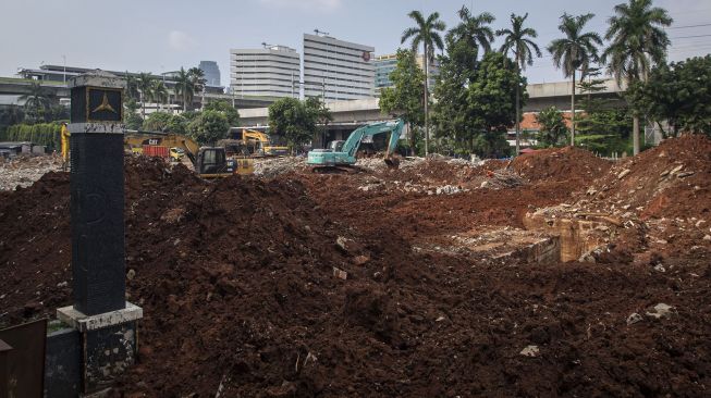 Sejumlah pekerja melakukan pembongkaran puing-puing gedung utama Kejaksaan Agung yang rusak akibat kebakaran di Jakarta, Senin (31/5/2021).  ANTARA FOTO/Aditya Pradana Putra