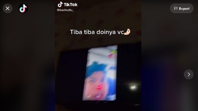 Terima video call pacar lewat layar TV (tiktok.com/@bachodlu_)