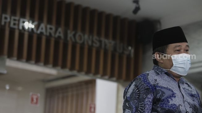 Koordinator Masyarakat Anti Korupsi Indonesia (MAKI) Boyamin Saiman menjawab pertanyaan dari wartawan usai memberikan berkas uji materi di Mahkamah Konstitusi, Jakarta, Senin (31/5/2021). [Suara.com/Angga Budhiyanto]