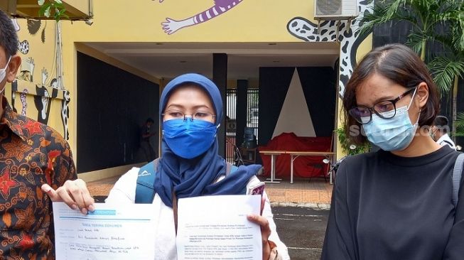 Pegawai perempuan KPK usai melaporkan kasus dugaan pelecehaan terkait TWK ke Komnas HAM. (Suara.com/Arga).