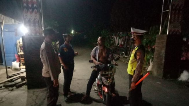 Hingga Tengah Malam, Kanit Reskrim Jongkat Masih Belusukan ke Pemukiman 