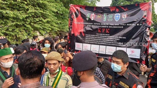 Disebut Berhasil Lemahkan KPK, Puluhan Mahasiswa Beri Piagam Penghargaan ke Firli Bahuri