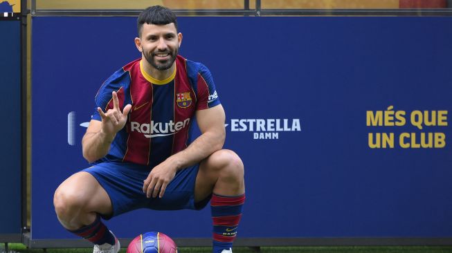 Sergio Aguero berpose saat presentasi resmi sebagi pemain baru Barcelona di Stadion Camp Nou. Spanyol (31/5/2021). LLUIS GENE / AFP