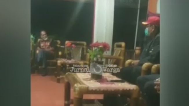 Video Bupati Alor Amon Djobo marah dan mengusir staf Kementerian Sosial RI viral di media sosial / [SuaraSulsel.id / Istimewa]