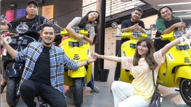 Crazy Rich Malang Bikin Beberapa Selebgram Terpukau, Bagi-Bagi Vespa Gratis Nih