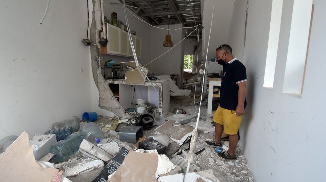 Warga mengamati kondisi bangunan rumah yang rusak akibat ledakan keras di kompleks Cluster Palm Puri Gading Loft B30, Kelurahan Jimbaran, Badung, Bali, Selasa (1/6/2021).  ANTARA FOTO/Nyoman Hendra Wibowo