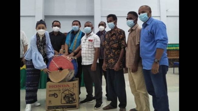 340 Petani Desa Tuatuka Dapat Bantuan Motor Pompa Air dan Selang