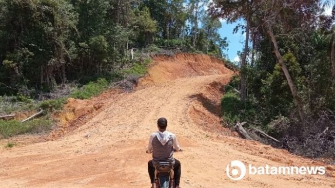 Pembangunan Akses Jalan Belum Selesai, Hingga Kini Warga Desa Mentuda Masih Terisolasi