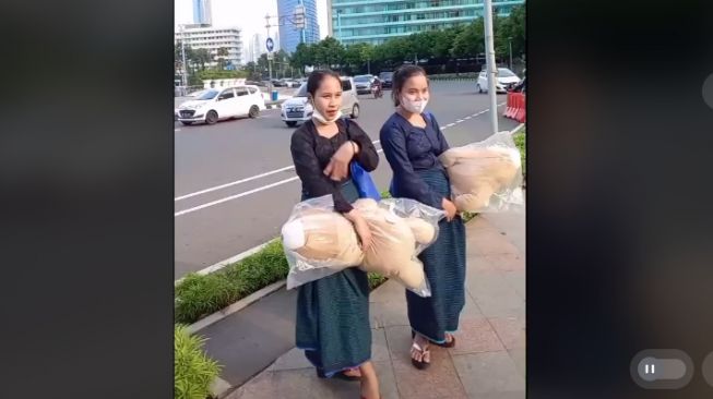 Pria ajak kekasihnya yang asli Baduy jalan-jalan di mal (tiktok.com/@sabihnu)