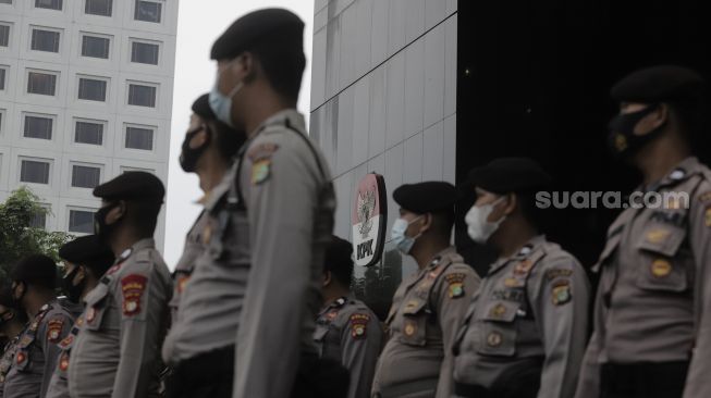 Petugas kepolisian melakukan pengamanan saat prosesi pelantikan pegawai KPK menjadi Aparatur Sipil Negara (ASN) di gedung Komisi Pemberantasan Korupsi, Jakarta, Selasa (1/6/2021). [Suara.com/Angga Budhiyanto]