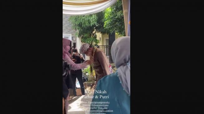 Momen pernikahan Fathur mantan Ketua BEM UGM [Instagram/putripinangmasak2]