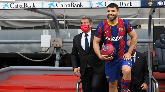 Sergio Aguero berpose saat presentasi resmi sebagi pemain baru Barcelona di Stadion Camp Nou. Spanyol (31/5/2021). LLUIS GENE / AFP