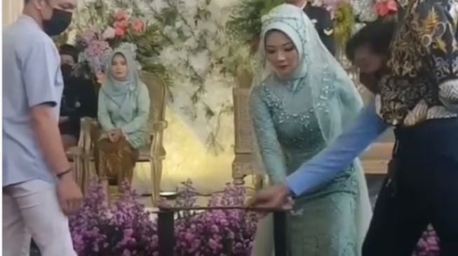 Mempelai wanita atraksi patahkan besi (instagram.com/@agendasolo)