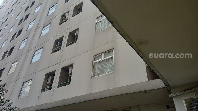 Lokasi remaja terjun dari lantai 5, Tower Ebony, Kalibata City, Jakarta Selatan. (Suara.com/Arga)