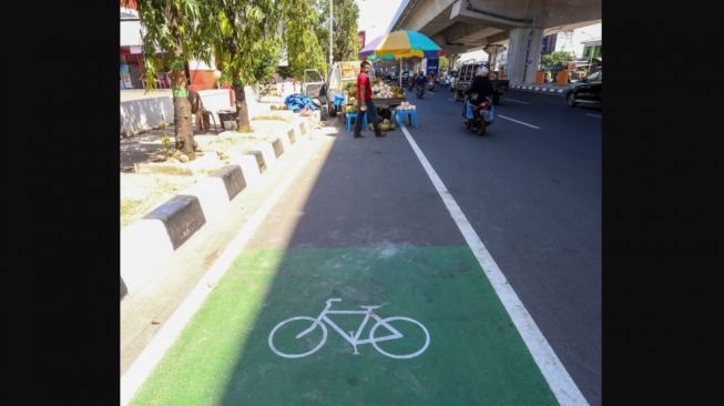 Jalur Sepeda Jalan AP Pettarani Makassar Dikuasai PKL