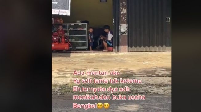 Nyesek! Baper Tak Sengaja Ketemu Mantan, Ternyata Sudah Punya Anak dan Istri