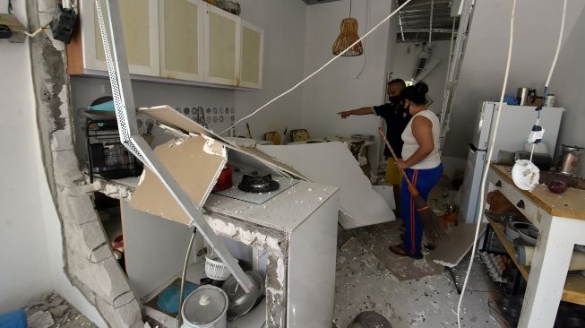 Warga mengamati kondisi bangunan rumah yang rusak akibat ledakan keras di kompleks Cluster Palm Puri Gading Loft B30, Kelurahan Jimbaran, Badung, Bali, Selasa (1/6/2021).  ANTARA FOTO/Nyoman Hendra Wibowo