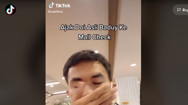 Pria ajak kekasihnya yang asli Baduy jalan-jalan di mal (tiktok.com/@sabihnu)