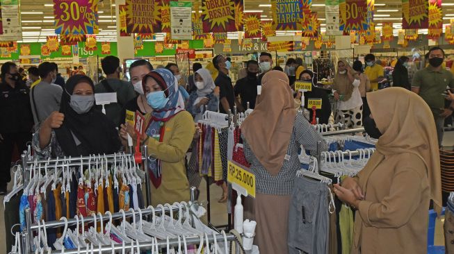 Sejumlah warga memadati gerai Giant Swalayan di Sempu, Serang, Banten, Senin (31/5/2021). ANTARA FOTO/Asep Fathulrahman