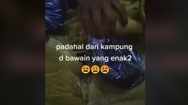 Oleh-oleh tertukar punya orang. (TikTok)