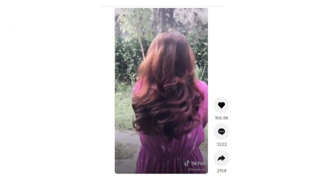 Potong rambut menggunakan kipas angin. [TikTok]