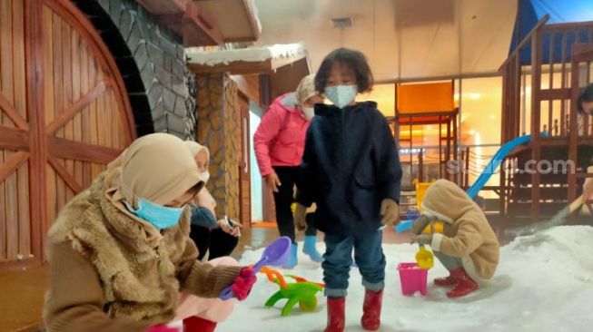 Transmart Lampung Hadirkan Sensasi Salju di Trans Snow, Segini Tarifnya