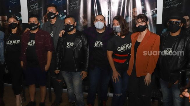 Pemain dan kru film Gas Kuy saat acara konferensi pers dan penayangan perdananya di Cinema Kota Kasablanka, Jakarta Selatan, Selasa (1/6/2021). [Suara.com/Alfian Winanto]