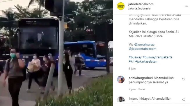 Penumpang bus TransJakarta berhamburan keluar setelah bus yang mereka tumpangi tetiba alami mati mesin di perlintaasan KRL. [Instagram]