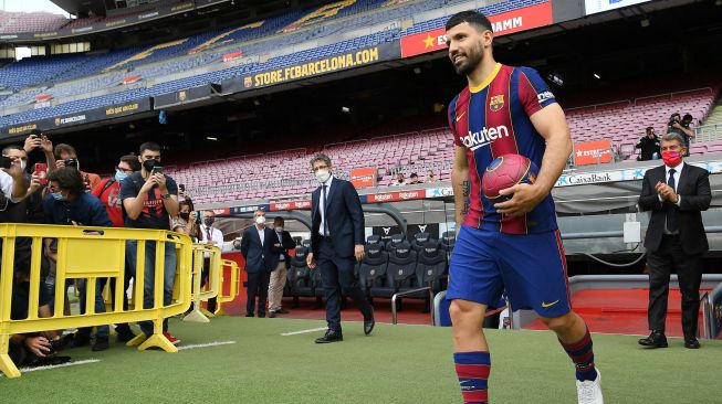 Sergio Aguero berpose saat presentasi resmi sebagi pemain baru Barcelona di Stadion Camp Nou. Spanyol (31/5/2021). LLUIS GENE / AFP