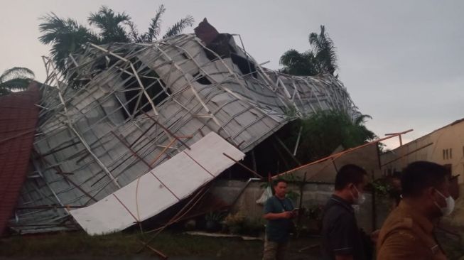 Diterjang Angin Kencang, Atap Rumah Warga Binjai Rusak