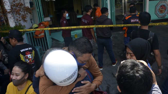 Kerabat korban menangis sambil berpelukan di depan lokasi ledakan di sebuah rumah makan di Makassar, Sulawesi Selatan, Rabu (2/6/2021). ANTARA FOTO/Abriawan Abhe