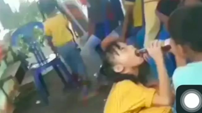 Heboh Video Bocah Perempuan Tenggak Minuman, Bikin Warganet Kesal