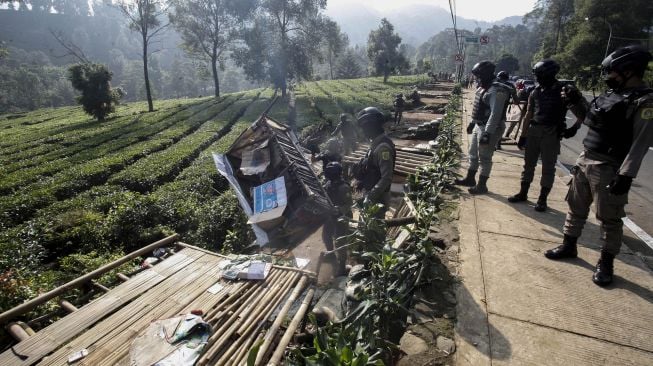 Petugas Satpol PP Kabupaten Bogor menertibkan Pedagang Kaki Lima (PKL) di Cisarua, Kabupaten Bogor, Jawa Barat, Rabu (2/6/2021). ANTARA FOTO/Yulius Satria Wijaya