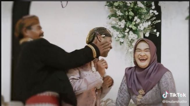 Viral Pengantin Bikin Prank ke Orangtua, Malah Kena Tabok (tiktok.com/@tinularstudio)