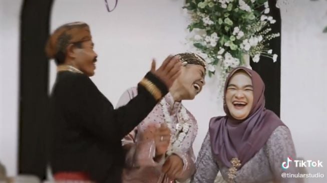 Ayah tampar pengantin pria saat momen foto bersama. (Tiktok/@tinularstudio)