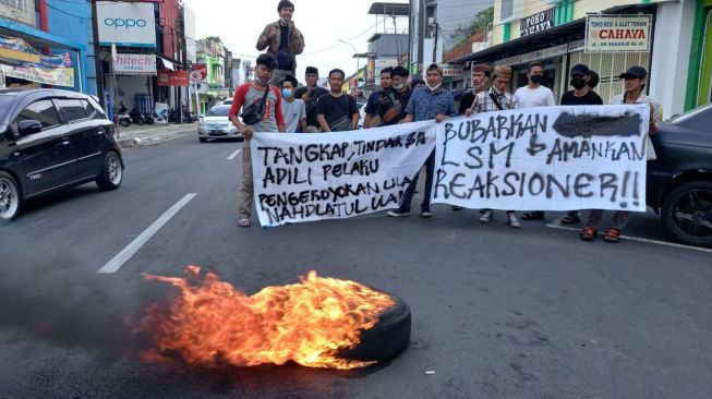 Protes Penganiayaan Ajengan Nahdlatul Ulama, Massa Bakar Ban di Tengah Jalan