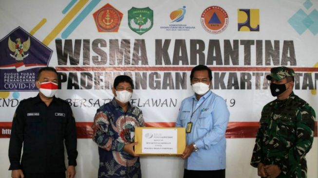 Tinjau Kepulangan Pekerja Migran, BPJamsostek Serahkan Bantuan Multivitamin