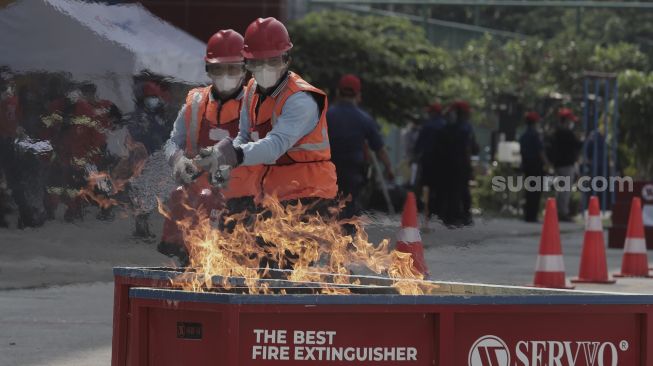 Peserta mengikuti simulasi penyelamatan saat kompetisi Fire Safety Challenge (FSC) antar Suku Dinas Pemadam Kebakaran di Kantor Dinas Penanggulangan Kebakaran dan Penyelamatan Pemprov DKI Jakarta, Gambir, Jakarta, Rabu (2/6/2021). [Suara.com/Angga Budhiyanto]