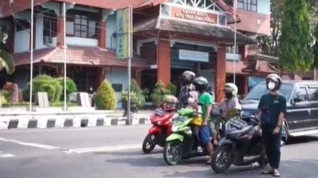 Dengar Lagu Garuda Pancasila Disiarkan di Jalan, Pemotor Sigap Berdiri Sikap Sempurna