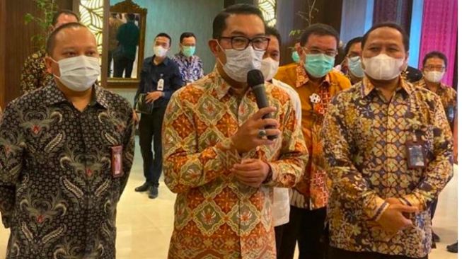Gubernur Jawa Barat Ridwan Kamil memberikan penjelasan didampingi Dirut Pusri Tri Wahyudi (ANTARA)