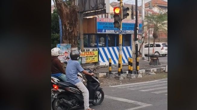 Viral Pemotor Kena Prank Lampu Lalu Lintas, Jadi Maju Mundur Cantik