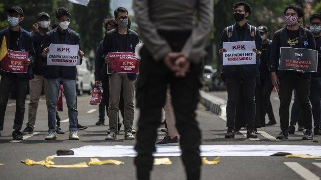 Massa dari Badan Eksekutif Mahasiswa (BEM) Keluarga Mahasiswa (KM) IPB University berunjuk rasa di kawasan Gedung Mera Putih KPK, Jakarta, Rabu (2/6/2021).ANTARA FOTO/Aprillio Akbar
