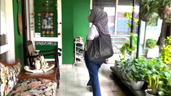 Potret rumah nenek Raffi Ahmad. (YouTube/NisNaz Channel)