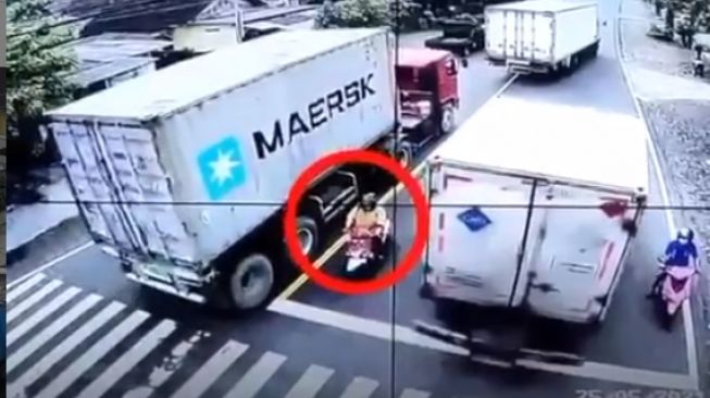 Ngeri! Berhenti di Lampu Lalin, Emak-emak Nyaris Terjepit Truk Besar yang Menyalip